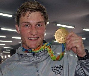 Thomas Röhler mit Olympiagoldmedaille